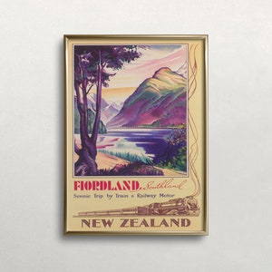 Puede incluir: P&oacute;ster de viaje vintage enmarcado para Fiordland, Southland, Nueva Zelanda. La obra de arte representa un paisaje esc&eacute;nico con monta&ntilde;as, un lago y un tren. El p&oacute;ster tiene un marco dorado y presenta el texto "Fiordland, Southland" y "New Zealand."