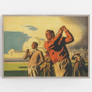 Pu&ograve; includere: Un poster vintage che raffigura quattro uomini che giocano a golf su un campo verde. L'uomo in primo piano indossa un maglione rosso e sta per colpire una palla da golf. Gli altri uomini indossano abiti e cappelli. Il poster ha uno sfondo giallo con un cielo blu e nuvole bianche.