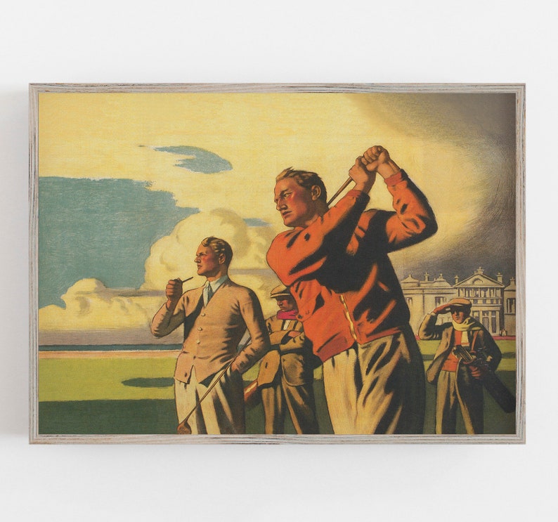 Pu&ograve; includere: Un poster vintage che raffigura quattro uomini che giocano a golf su un campo verde. L'uomo in primo piano indossa un maglione rosso e sta per colpire una palla da golf. Gli altri uomini indossano abiti e cappelli. Il poster ha uno sfondo giallo con un cielo blu e nuvole bianche.