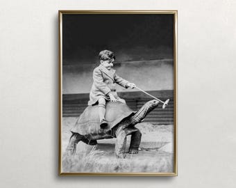 Junge auf Schildkröte Print: Lustige Vintage Fotokunst (Digitaler Download)