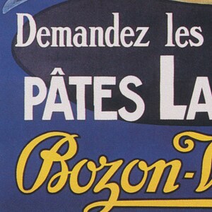以下が含まれることがあります： 「P&acirc;tes La Bozon」のヴィンテージ広告。青い背景に白い文字で「Demandez les P&acirc;tes La Bozon」とあり、黄色の筆記体ロゴが描かれている。