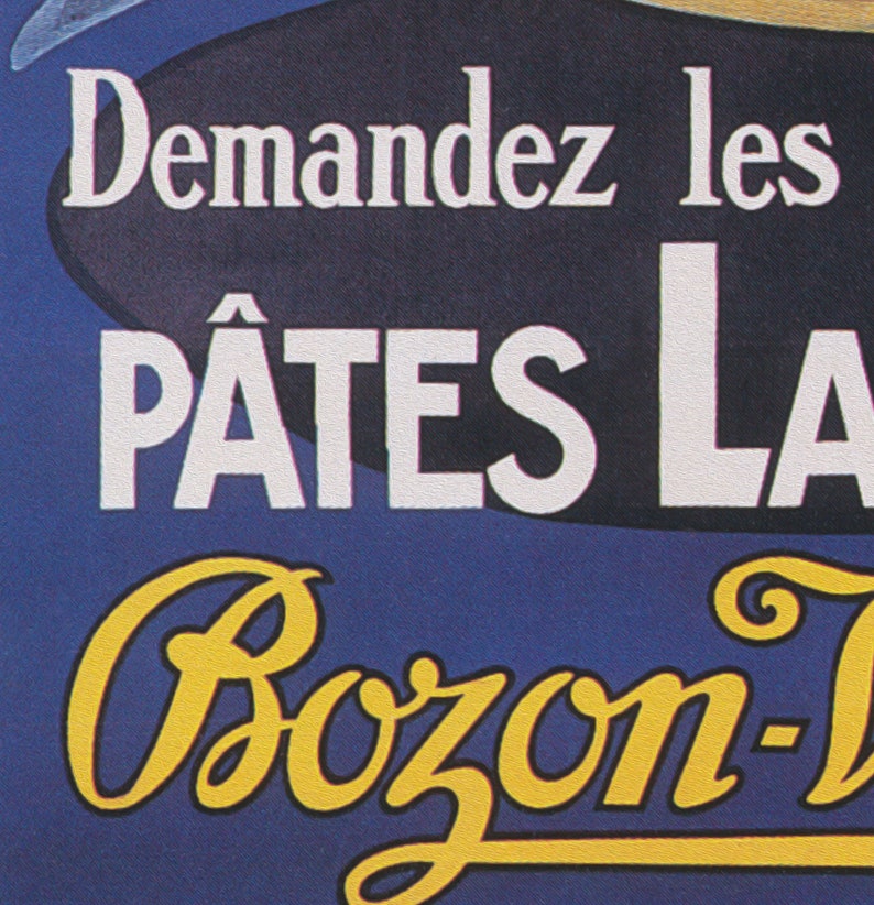 以下が含まれることがあります： 「P&acirc;tes La Bozon」のヴィンテージ広告。青い背景に白い文字で「Demandez les P&acirc;tes La Bozon」とあり、黄色の筆記体ロゴが描かれている。