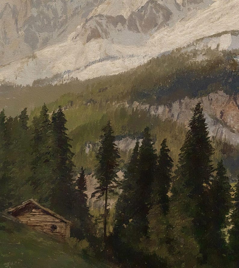 Op de afbeelding: Een olieverfschilderij van een berglandschap met een kleine houten hut op de voorgrond tussen donkergroene dennenbomen. Op de achtergrond zijn steile, rotsachtige kliffen en besneeuwde bergtoppen te zien onder een zachte lucht.