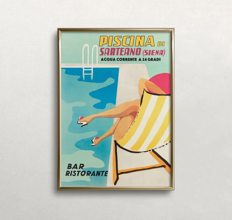 K&ouml;nnte beinhalten: Ein Vintage-Reiseposter, das f&uuml;r ein Schwimmbad und eine Bar/Restaurant in Italien wirbt. Das Poster zeigt eine Frau in einem gelben und wei&szlig;en gestreiften Liegestuhl, mit dem Text "PISCINA DI SARTEANO (SIENA) ACQUA CORRENTE A 24 GRADI BAR RISTORANTE" in einer bunten Schrift.