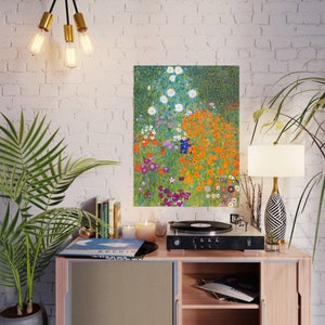 Puede incluir: Una pintura de un jard&iacute;n colorido con una variedad de flores en tonos de naranja, amarillo, blanco, morado y azul. Las flores est&aacute;n dispuestas en un patr&oacute;n suelto y org&aacute;nico, y el fondo es de un verde suave.
