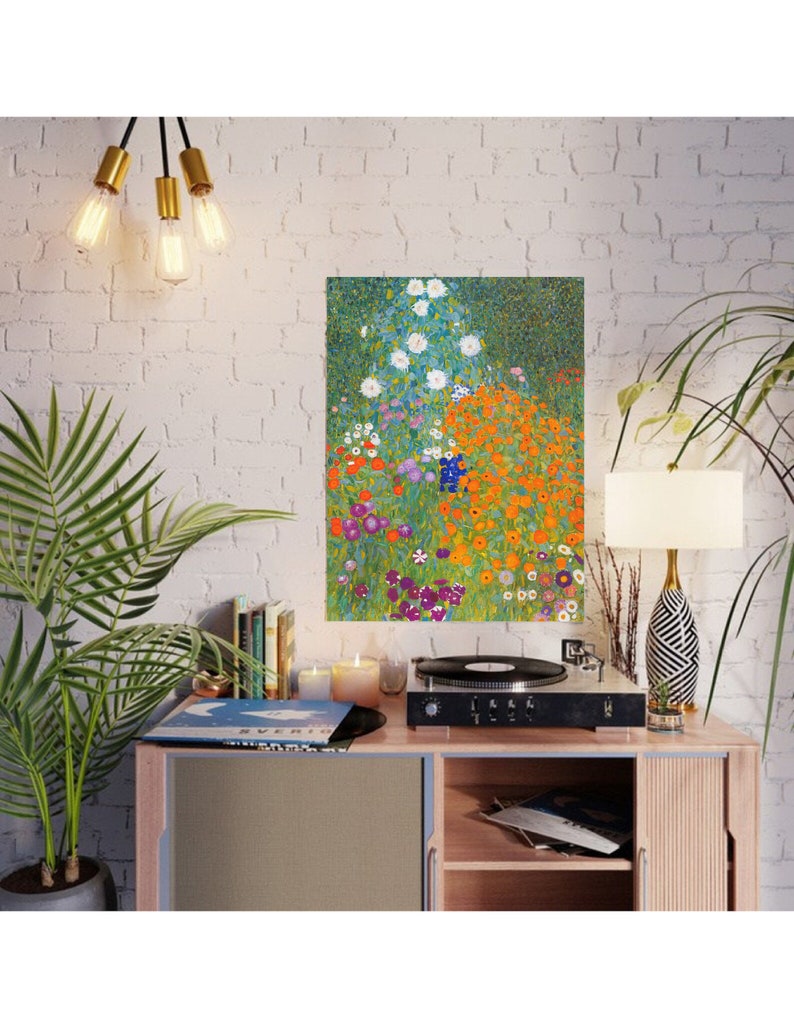 Puede incluir: Una pintura de un jard&iacute;n colorido con una variedad de flores en tonos de naranja, amarillo, blanco, morado y azul. Las flores est&aacute;n dispuestas en un patr&oacute;n suelto y org&aacute;nico, y el fondo es de un verde suave.