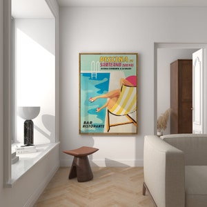 K&ouml;nnte beinhalten: Ein Vintage-Poster, das ein Schwimmbad in Italien bewirbt. Das Poster zeigt eine Frau, die sich auf einem Liegestuhl am Pool entspannt. Der Text auf dem Poster lautet "Piscina di Sarteano (Siena) Acqua corrente a 28 gradi" und "Bar Ristorante".