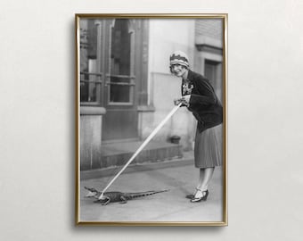 Sztuka vintage „Flapper and Alligator”: zabawne czarno-białe zdjęcie (pobieranie cyfrowe)