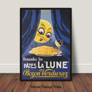 以下が含まれることがあります： パテ・ラ・リュヌ・ボゾン・ベルデュラのパスタのヴィンテージ広告。画像は、顔のある漫画の月が、ワイングラスと一緒にパスタを食べている様子を描いています。テキストには「Demandez les P&acirc;tes La Lune Bozon-Verduraz」と書いてあります。