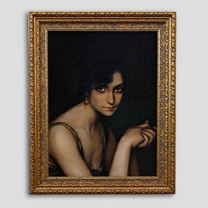 Pode incluir: Uma pintura a &oacute;leo emoldurada de uma mulher com cabelo escuro e um vestido claro. Ela est&aacute; olhando para o espectador com uma express&atilde;o s&eacute;ria. A pintura est&aacute; sobre um fundo escuro.