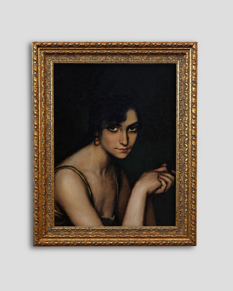 Pode incluir: Uma pintura a &oacute;leo emoldurada de uma mulher com cabelo escuro e um vestido claro. Ela est&aacute; olhando para o espectador com uma express&atilde;o s&eacute;ria. A pintura est&aacute; sobre um fundo escuro.