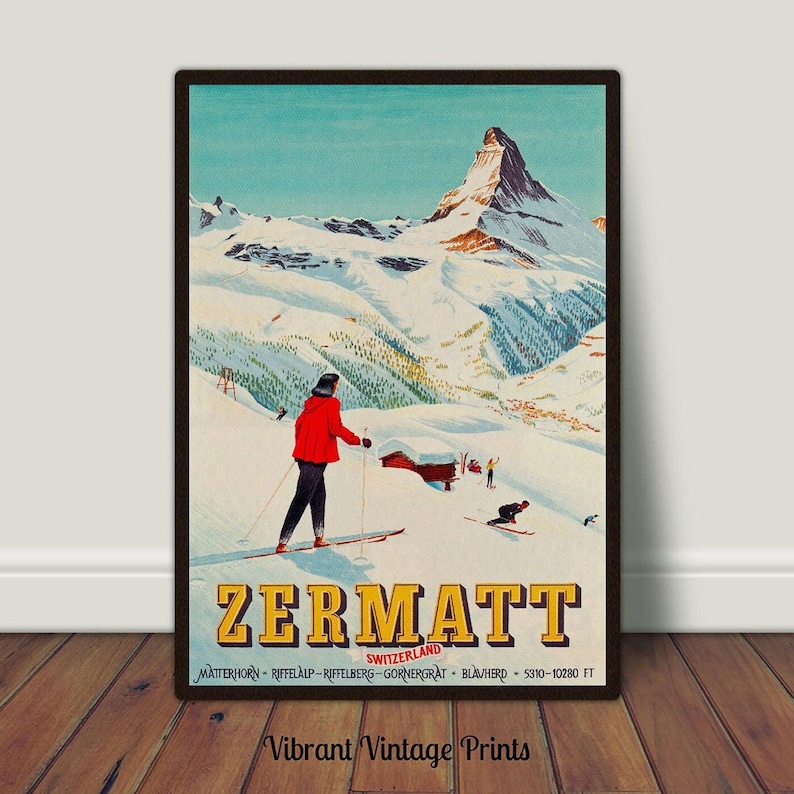 Puede incluir: P&oacute;ster vintage de viaje para Zermatt, Suiza, con un esquiador en rojo sobre un fondo de monta&ntilde;a nevado. El texto del p&oacute;ster dice "Zermatt, Suiza, Matterhorn - Riffelalp - Riffelberg - Gornergrat - Blauherd - 5310-10280 ft. Vibrant Vintage Prints".