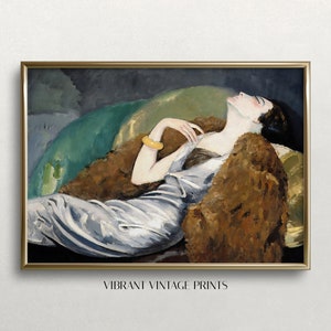 Op de afbeelding: Een schilderij van een vrouw die op een bank ligt, gekleed in een zilveren jurk en een bruine bontjas. Ze heeft donker haar en draagt een gouden armband. De achtergrond is donkergroen en grijs.