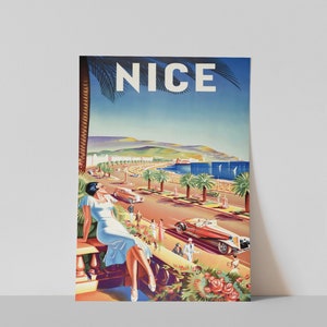 Puede incluir: Cartel de viaje vintage con la palabra "NICE" en letras blancas grandes. El cartel representa una escena costera con palmeras, coches cl&aacute;sicos y una mujer con un vestido azul. La obra de arte tiene un estilo retro con colores vibrantes y un ambiente soleado.