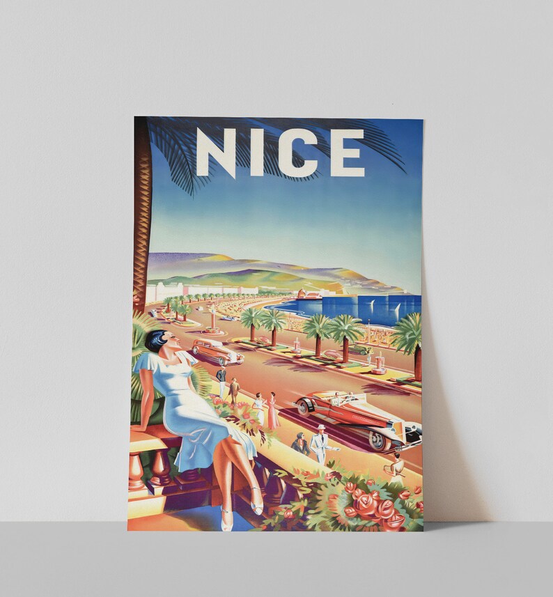Puede incluir: Cartel de viaje vintage con la palabra "NICE" en letras blancas grandes. El cartel representa una escena costera con palmeras, coches cl&aacute;sicos y una mujer con un vestido azul. La obra de arte tiene un estilo retro con colores vibrantes y un ambiente soleado.