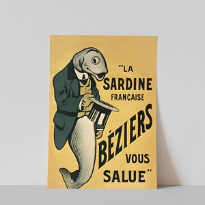 K&ouml;nnte beinhalten: Ein Poster im Vintage-Stil auf gelbem Hintergrund mit einem anthropomorphen Fisch, der eine dunkle Jacke und eine gestreifte Weste tr&auml;gt und einen Zylinder h&auml;lt. Der Text lautet: LA SARDINE FRAN&Ccedil;AISE B&Eacute;ZIERS VOUS SALUE. Der Fisch hat einen silbernen Kopf und Schwanz.
