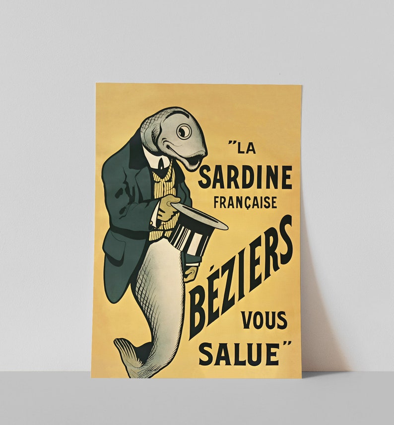 K&ouml;nnte beinhalten: Ein Poster im Vintage-Stil auf gelbem Hintergrund mit einem anthropomorphen Fisch, der eine dunkle Jacke und eine gestreifte Weste tr&auml;gt und einen Zylinder h&auml;lt. Der Text lautet: LA SARDINE FRAN&Ccedil;AISE B&Eacute;ZIERS VOUS SALUE. Der Fisch hat einen silbernen Kopf und Schwanz.