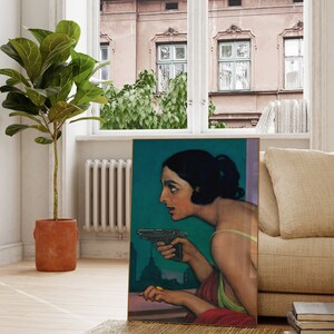 Mujer con pistola / Arte mural oscuro y melancólico / Retrato vintage de mujer / Arte mural ecléctico / Decoración de pared maximalista / Arte mural imprimible n.° 269 imagen 4