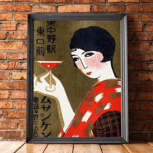K&ouml;nnte beinhalten: Gerahmter Vintage-Druck mit einer Frau in einem roten Kimono, die einen Cocktail h&auml;lt. Das Kunstwerk hat einen Retro-Stil mit japanischem Text und einem goldenen Hintergrund. Die Frau hat rote Lippen und Wangen und eine schwarze Bob-Frisur.
