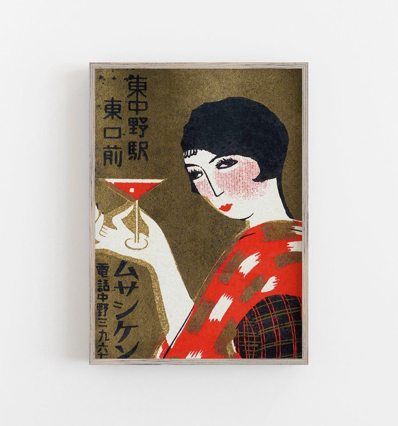 K&ouml;nnte beinhalten: Vintage japanischer Kunstdruck mit einer Frau, die einen Cocktail h&auml;lt. Das Kunstwerk hat einen goldenen Hintergrund mit japanischem Text und eine Frau in einem rot-schwarz gemusterten Kimono. Die Frau hat schwarzes Haar und roten Lippenstift. Der Cocktail ist rot.