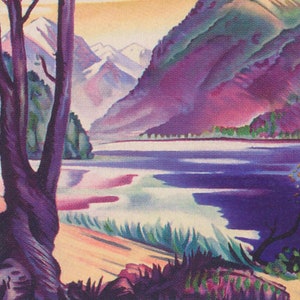 Puede incluir: Una pintura de paisaje con un lago y monta&ntilde;as. La obra de arte utiliza una paleta de morados, azules y verdes para representar el paisaje natural. Un tronco de &aacute;rbol est&aacute; en primer plano, con el lago y las monta&ntilde;as al fondo. El cielo es de un amarillo suave.