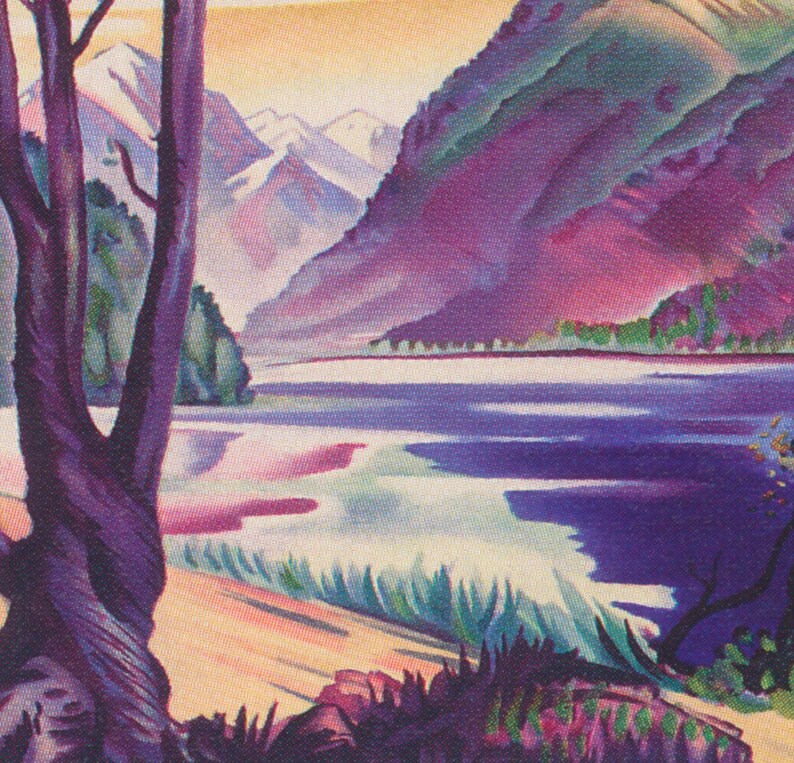 Puede incluir: Una pintura de paisaje con un lago y monta&ntilde;as. La obra de arte utiliza una paleta de morados, azules y verdes para representar el paisaje natural. Un tronco de &aacute;rbol est&aacute; en primer plano, con el lago y las monta&ntilde;as al fondo. El cielo es de un amarillo suave.