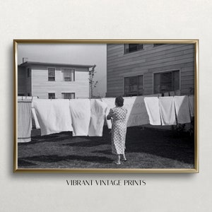 Grafika z okazji Dnia Prania w stylu vintage: Czarno-biała grafika na sznurku do prania (do pobrania w wersji cyfrowej)