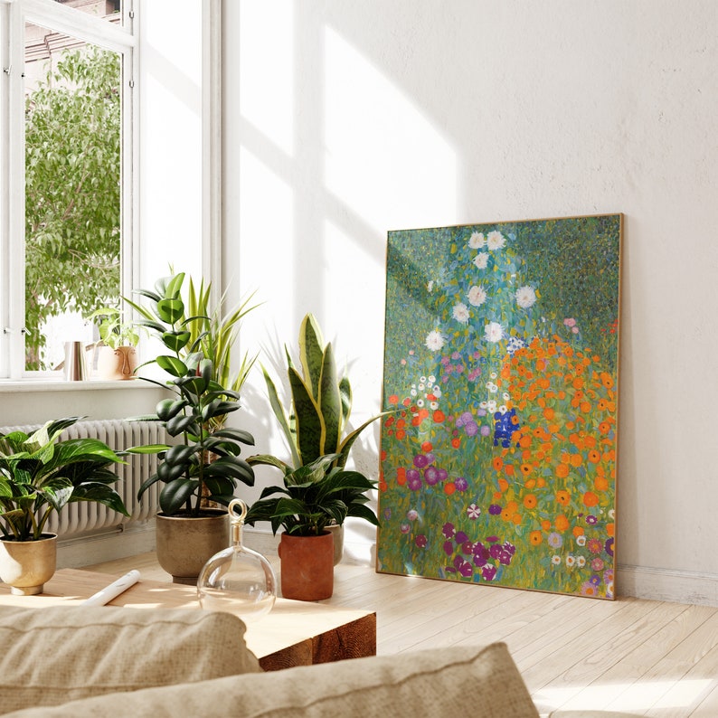Puede incluir: Una impresi&oacute;n enmarcada de una pintura floral colorida con fondo verde. La pintura presenta una variedad de flores en tonos de naranja, amarillo, blanco, morado y rosa. La impresi&oacute;n est&aacute; colgada en una pared blanca en una habitaci&oacute;n con plantas.