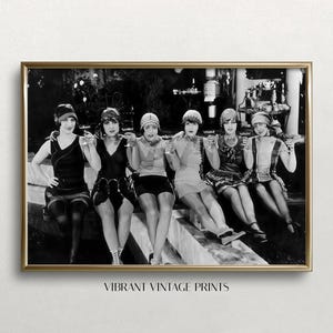 Dziewczyny z flapper pijące, czarno-biała sztuka, sztuka ścienna w stylu vintage, kobiety pijące wino, dekoracja ścienna baru, CYFROWE POBIERANIE, DRUKOWANA sztuka ścienna