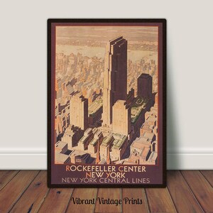 Può includere: Stampa vintage del Rockefeller Center a New York City, con un'illustrazione dettagliata dell'iconico grattacielo e degli edifici circostanti. La stampa ha una tonalità seppia con un bordo marrone scuro e il testo "Rockefeller Center New York New York Central Lines".