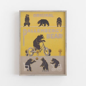 Op de afbeelding: Ingelijste kunstdruk met een grillig ontwerp van zwarte beren in verschillende poses. De beren worden afgebeeld op een fiets, rolschaatsen en spelend met een bal. De print heeft een geel en grijs kleurenschema met de tekst "ORIGINAL BALLENBERG'S BEAR".