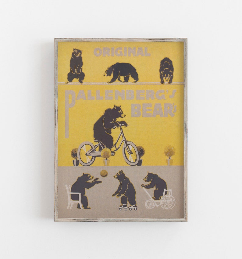 Op de afbeelding: Ingelijste kunstdruk met een grillig ontwerp van zwarte beren in verschillende poses. De beren worden afgebeeld op een fiets, rolschaatsen en spelend met een bal. De print heeft een geel en grijs kleurenschema met de tekst "ORIGINAL BALLENBERG'S BEAR".