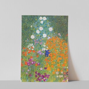 Puede incluir: Una pintura de un jard&iacute;n con una variedad de flores en tonos de blanco, naranja, amarillo, morado y azul. Las flores est&aacute;n dispuestas en un grupo en el centro de la pintura, con un fondo verde.