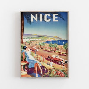 Puede incluir: P&oacute;ster de viaje vintage enmarcado de Niza, Francia. La obra de arte representa a una mujer con un vestido azul claro, palmeras, coches cl&aacute;sicos y la palabra "NICE" en blanco sobre un cielo azul. El p&oacute;ster est&aacute; enmarcado en un marco de madera clara.