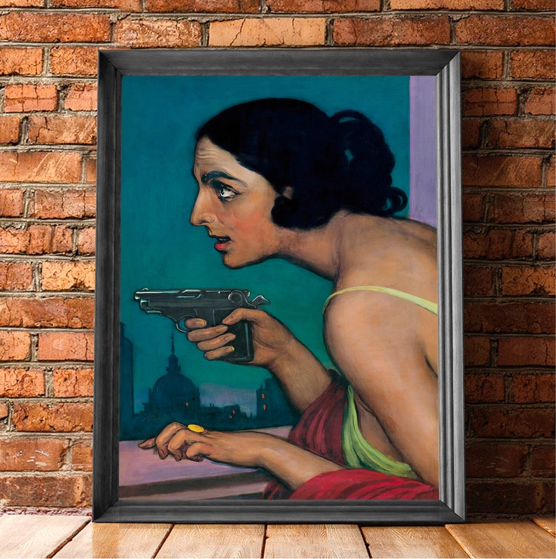 Puede incluir: Una pintura de una mujer sosteniendo un arma, mirando por una ventana. La mujer lleva un vestido verde y rojo. El fondo es una ciudad nocturna.