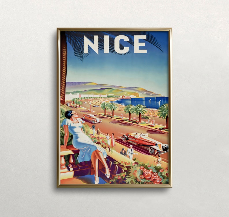 Puede incluir: P&oacute;ster de viaje vintage enmarcado para Niza, Francia. El p&oacute;ster presenta a una mujer con un vestido azul claro, palmeras, coches cl&aacute;sicos y la palabra "NICE" en letras blancas grandes sobre un cielo azul. La obra de arte tiene un estilo retro.