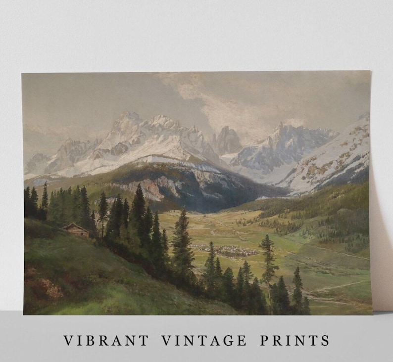 Op de afbeelding: Een landschapsschilderij met een vallei en een klein dorpje tussen groene hellingen en hoge dennenbomen, leidend naar grillige, besneeuwde bergtoppen onder een bewolkte lucht. De tekst VIBRANT VINTAGE PRINTS staat onderaan de afbeelding.