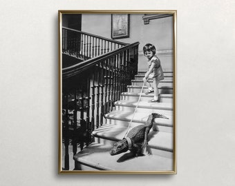 Mädchen und Alligator Vintage Kunstdruck: Lustiges schwarz-weißes Portrait (Digitaler Download)
