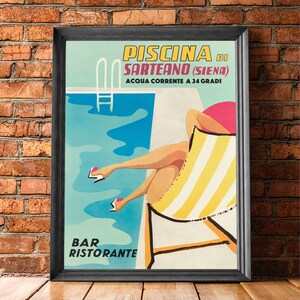K&ouml;nnte beinhalten: Ein Vintage-Reiseposter, das f&uuml;r ein Schwimmbad in Sarteano, Siena, Italien wirbt. Das Poster zeigt eine Frau, die sich auf einem Liegestuhl am Pool entspannt, mit dem Text "Piscina di Sarteano (Siena) Acqua corrente a 24 gradi" und "Bar Ristorante" am unteren Rand.