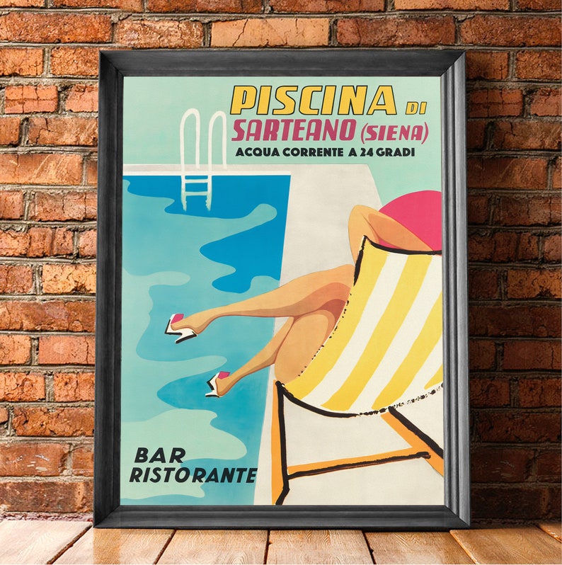 K&ouml;nnte beinhalten: Ein Vintage-Reiseposter, das f&uuml;r ein Schwimmbad in Sarteano, Siena, Italien wirbt. Das Poster zeigt eine Frau, die sich auf einem Liegestuhl am Pool entspannt, mit dem Text "Piscina di Sarteano (Siena) Acqua corrente a 24 gradi" und "Bar Ristorante" am unteren Rand.