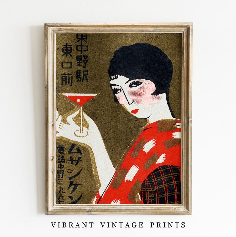 K&ouml;nnte beinhalten: Vintage Art-Deco-Druck mit einer Frau, die einen Cocktail h&auml;lt. Das Kunstwerk hat ein Gold- und Rot-Farbschema mit japanischem Text. Der Druck ist gerahmt und enth&auml;lt den Text "VIBRANT VINTAGE PRINTS".