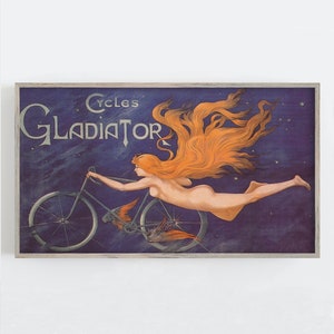 K&ouml;nnte beinhalten: Gerahmter Vintage-Druck, der eine Frau mit langen roten Haaren auf einem Fahrrad zeigt. Das Kunstwerk hat einen dunkelblauen Hintergrund mit den Worten "CYCLES GLADIATOR" in einer dekorativen Schriftart. Das Bild hat eine klassische, antike &Auml;sthetik.