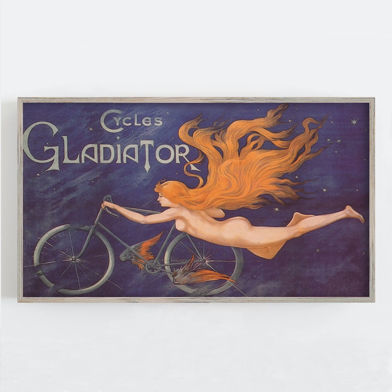 K&ouml;nnte beinhalten: Gerahmter Vintage-Druck, der eine Frau mit langen roten Haaren auf einem Fahrrad zeigt. Das Kunstwerk hat einen dunkelblauen Hintergrund mit den Worten "CYCLES GLADIATOR" in einer dekorativen Schriftart. Das Bild hat eine klassische, antike &Auml;sthetik.