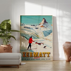 Puede incluir: Un cartel de viaje vintage con un esquiador con ropa roja en una ladera de monta&ntilde;a nevada con el texto "Zermatt Suiza" y "Matterhorn - Riffelalp - Riffelberg - Gornergrat - Blauherd - 5,300-10,000 ft."