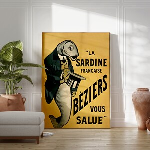 K&ouml;nnte beinhalten: Ein gerahmtes vertikales Poster mit gelbem Hintergrund, das einen anthropomorphen Fisch in einer dunklen Jacke und gestreiften Weste zeigt, der einen Zylinder h&auml;lt. Der Text lautet: LA SARDINE FRAN&Ccedil;AISE B&Eacute;ZIERS VOUS SALUE. Die Illustration ist im Vintage-Stil.