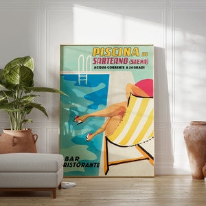 K&ouml;nnte beinhalten: Ein Vintage-Poster, das f&uuml;r ein Schwimmbad in Italien wirbt. Das Poster zeigt eine Frau in einem gelben und wei&szlig;en gestreiften Liegestuhl mit dem Text "PISCINA di SARTEANO (SIENA) ACQUA CORRENTE A 24 GRADI BAR RISTORANTE" oben.