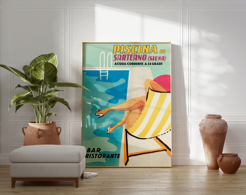 K&ouml;nnte beinhalten: Ein Vintage-Poster, das f&uuml;r ein Schwimmbad in Italien wirbt. Das Poster zeigt eine Frau in einem gelben und wei&szlig;en gestreiften Liegestuhl mit dem Text "PISCINA di SARTEANO (SIENA) ACQUA CORRENTE A 24 GRADI BAR RISTORANTE" oben.