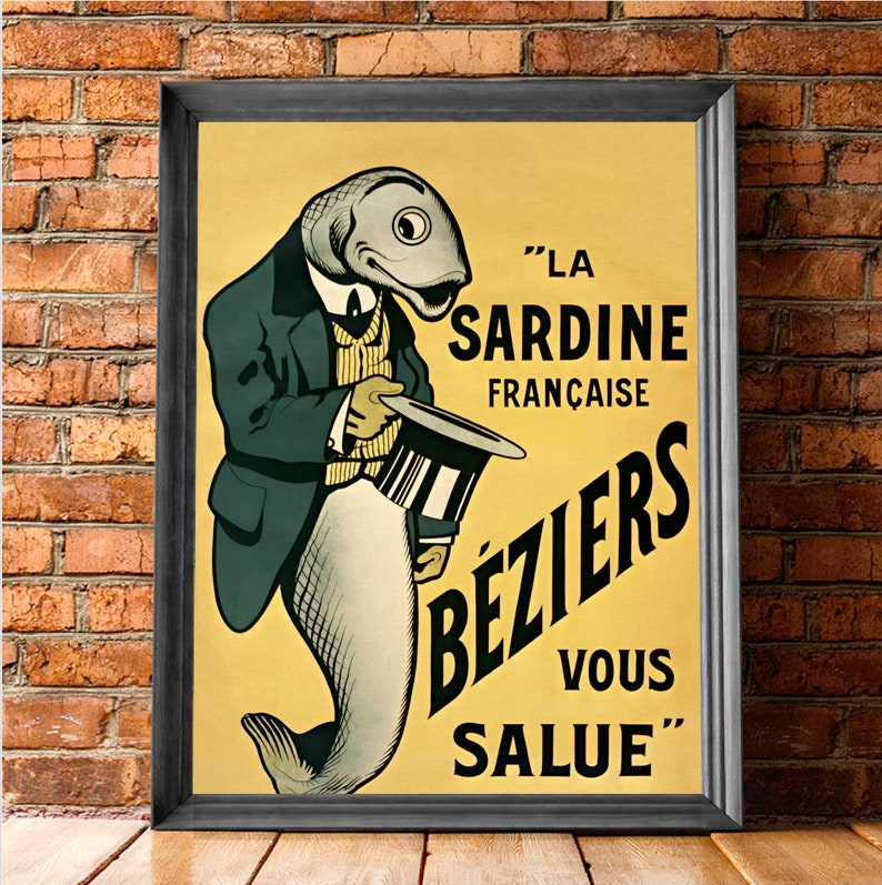 K&ouml;nnte beinhalten: Ein gerahmtes Poster mit einem anthropomorphen Fisch in einem dunkelgr&uuml;nen Mantel, einer gelb gestreiften Weste und einem wei&szlig;en Hemd, der einen Zylinder h&auml;lt. Der Text lautet: LA SARDINE FRAN&Ccedil;AISE B&Eacute;ZIERS VOUS SALUE. Der Hintergrund ist hellgelb.
