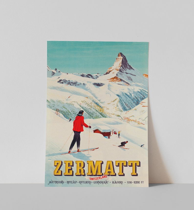Puede incluir: Un cartel de viaje vintage para Zermatt, Suiza, con un esquiador con ropa roja sobre un fondo de monta&ntilde;a nevada. El pico del Matterhorn se muestra prominentemente en el fondo. El texto del cartel dice "Zermatt, Suiza, Matterhorn - Riffelalp - Riffelberg - Gornergrat - Blauherd - 5330-10280 ft."