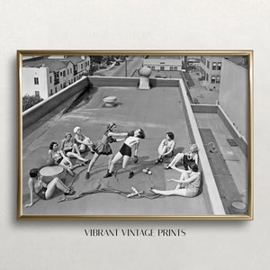 Puede incluir: Una impresi&oacute;n vintage en blanco y negro enmarcada, que muestra a mujeres en una azotea. Algunas boxean, otras observan. La impresi&oacute;n tiene un marco dorado, con el texto "VIBRANT VINTAGE PRINTS" en la parte inferior. El fondo muestra edificios.